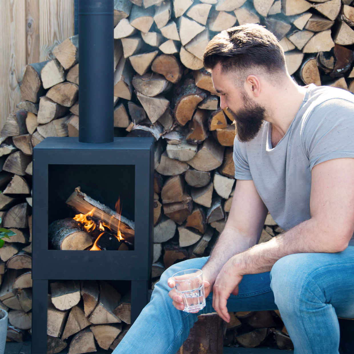 Terraskachel met houtopslag zwart