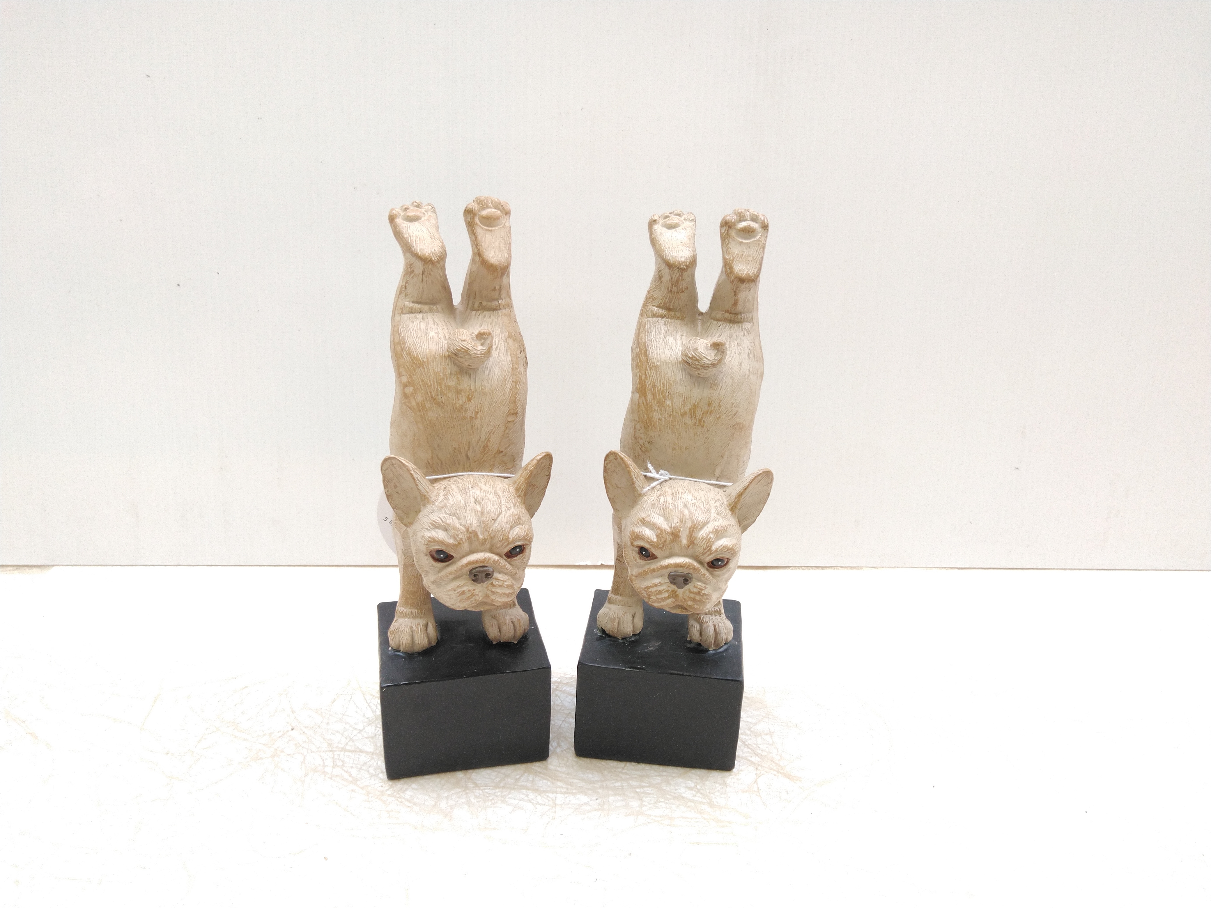 HOND  OP VOET 6.5X5X17CM