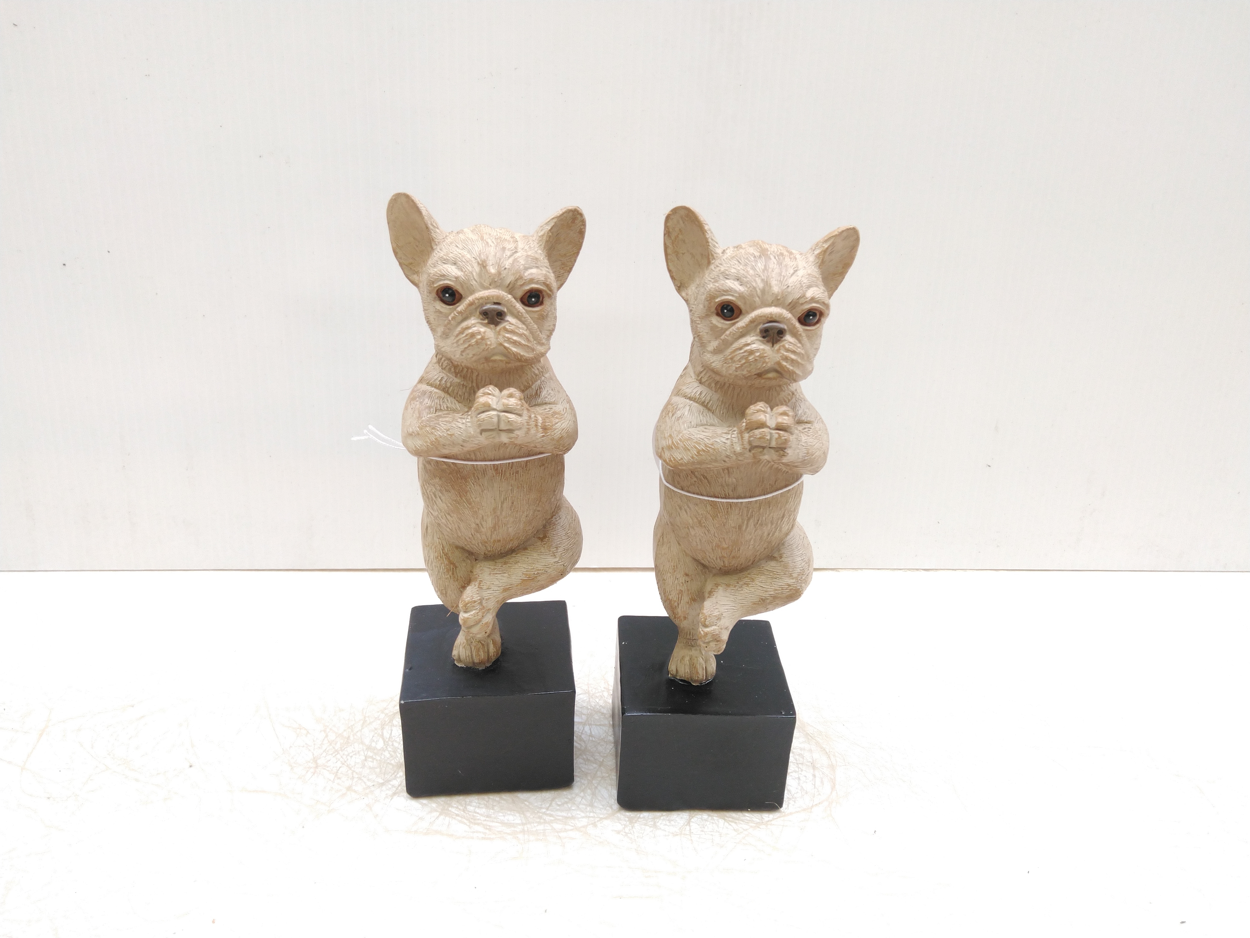 HOND OP VOET 5.5X5.5X17CM