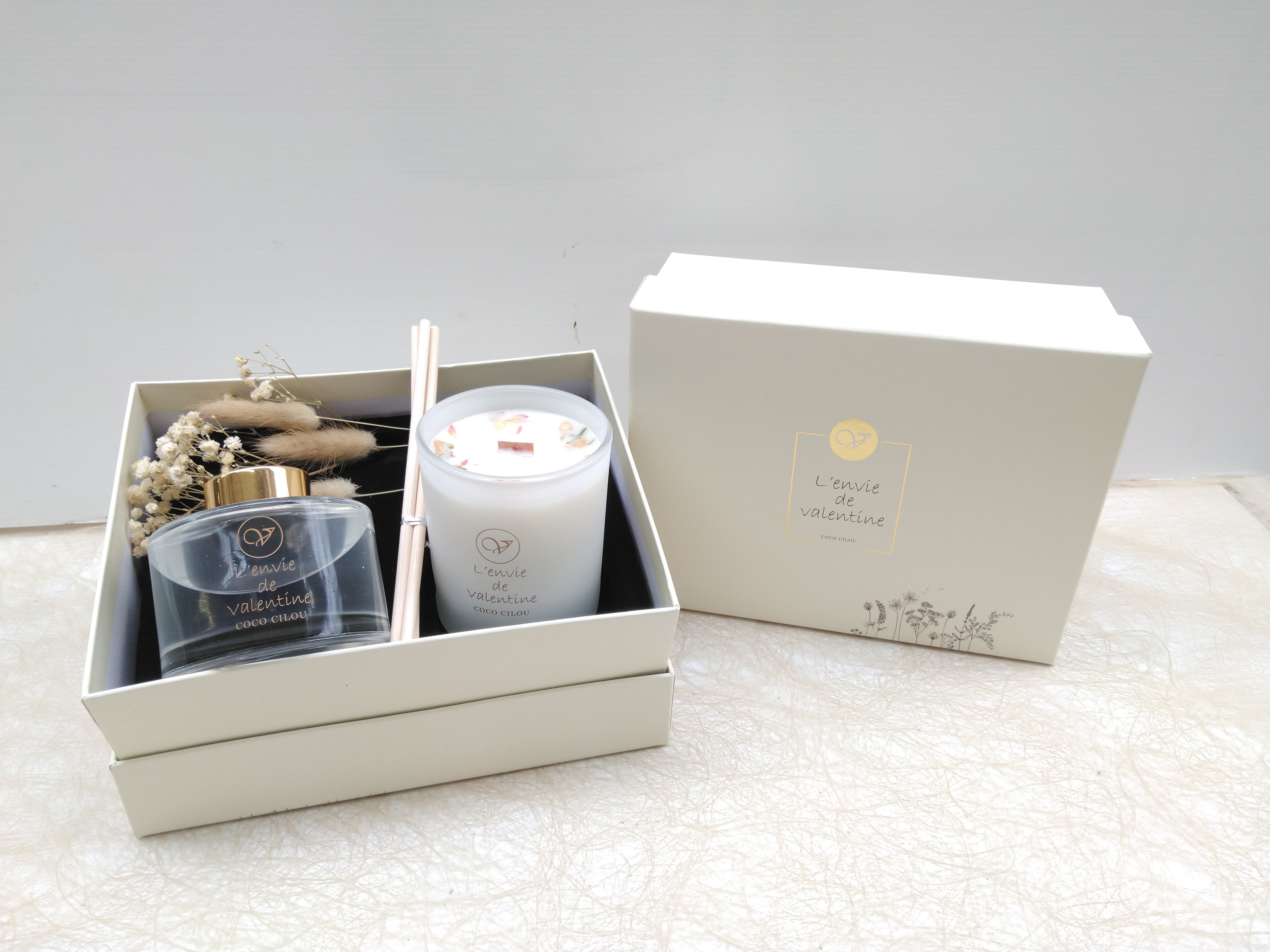 GIFTBOX KAARS 210GR+GEURSTOKJES 150ML COCO CILOU