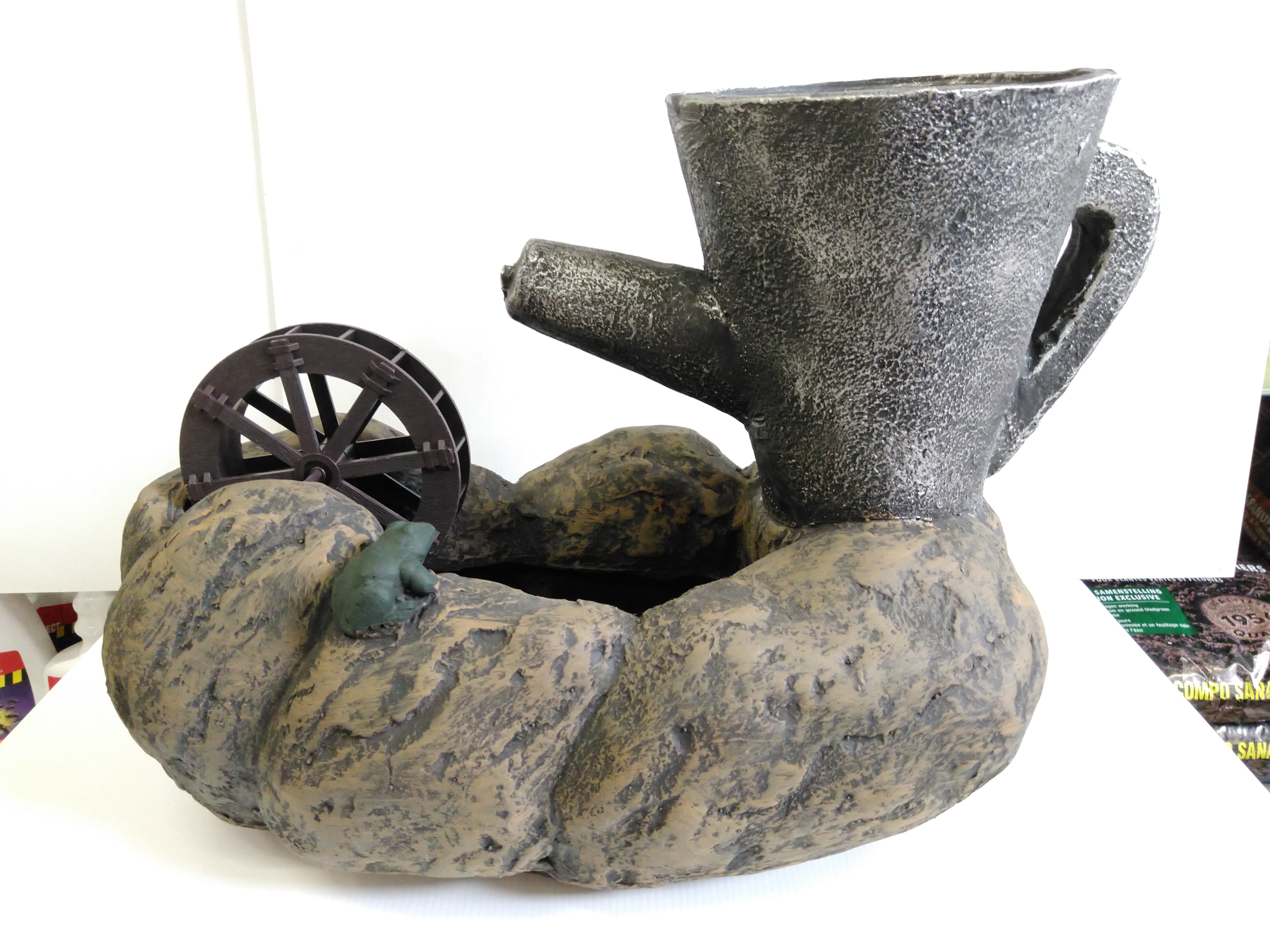 Fontein watering can grc solar buiten