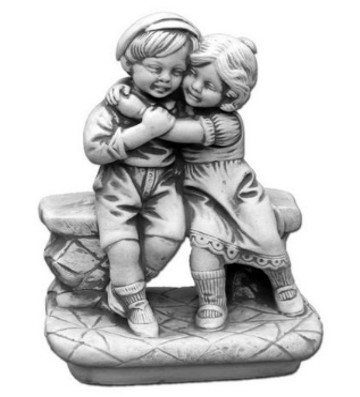 Beton - Twee kinderen op bank