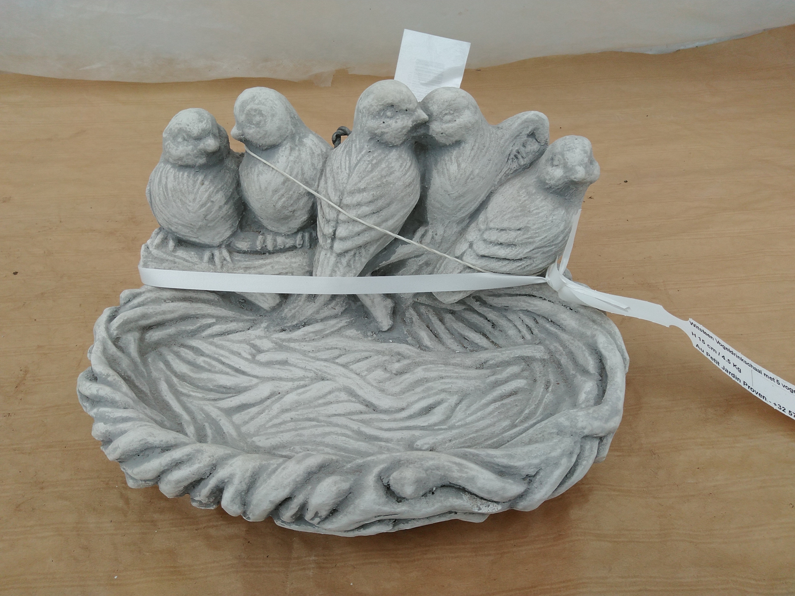 Witsteen Vogeldrinkschaal met 5 vogels - P1 Witsteen Vogeldrinkschaal met 5 vogels - P1