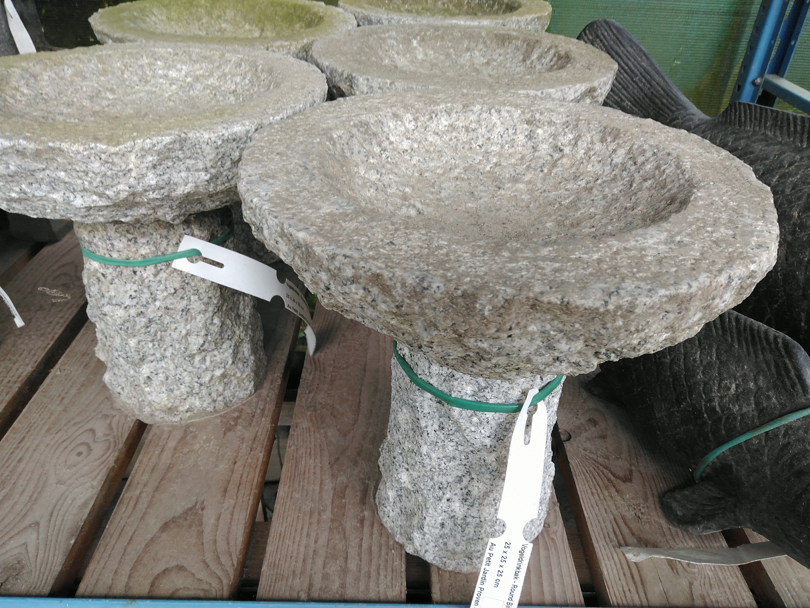 Vogeldrinkbak - Round Birdbath on stand grey Vogeldrinkbak - Round Birdbath on stand grey