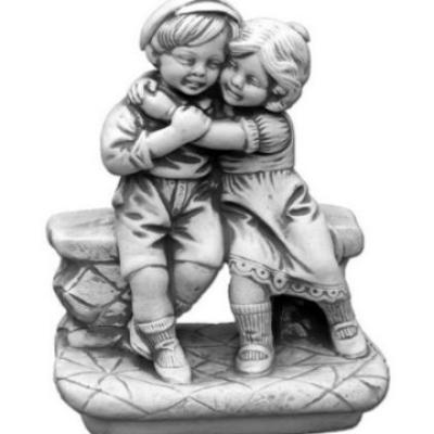 Beton - Twee kinderen op bank