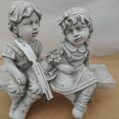 Witsteen Jongen met meisje op bank - D49 - H 32 cm - 11 Kg